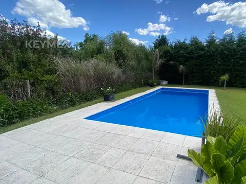 Casa en Alquiler con 3 cocheras