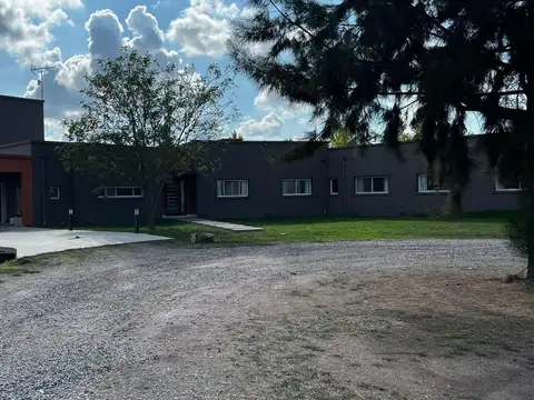 Casa en Alquiler con 6 cocheras