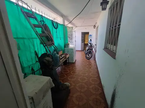 Casa 4 Ambientes en Bella Vista a reciclar esquina