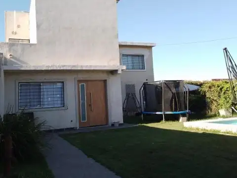 Casa 4 ambientes con 2 baños
