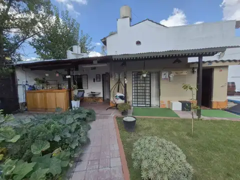 Casa quinta en venta Villa Luzuriaga con pileta