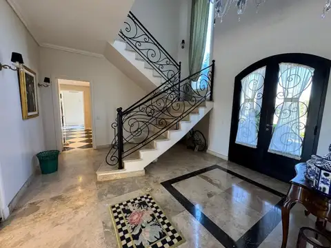 Casa 8 ambientes con 4 baños