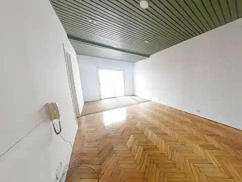 Oficina comercial o profesional - Excelente ubicación - Uriburu 1000