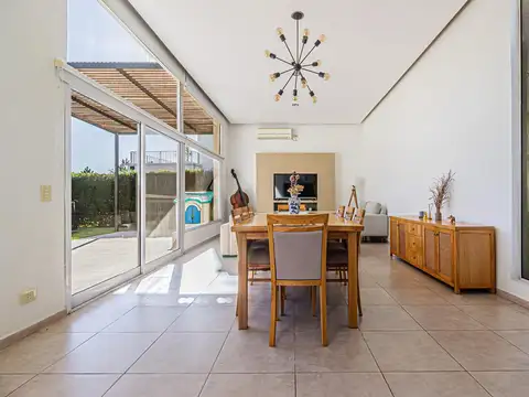 Casa 5 ambientes con 2 baños
