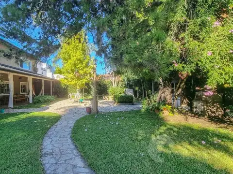 Venta CASA 5 ambientes con jardín pileta cochera en Castelar