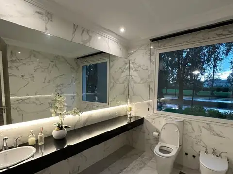 Casa 5 ambientes con 6 baños