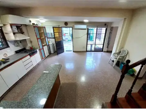 Casa 7 ambientes con 2 baños