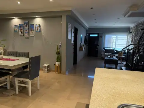 Casa 7 ambientes con 4 baños