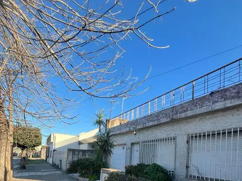 Casa 4 ambientes en venta con parque a modernizar en El Palomar