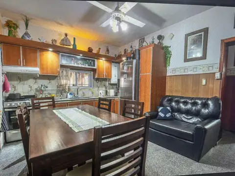 Casa 10 ambientes con 2 baños
