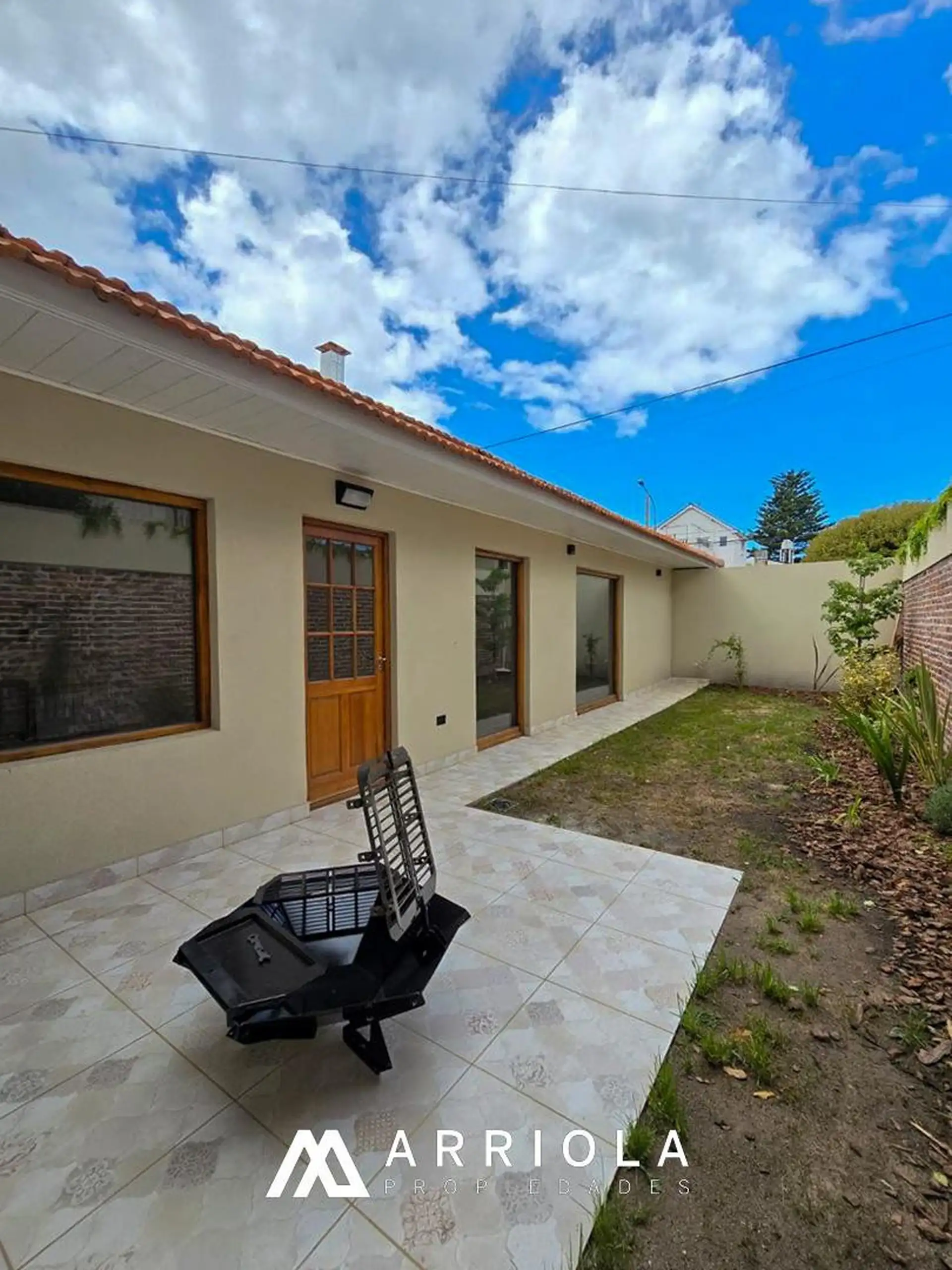 Casa 4 ambientes con garage quincho pasante. Hecha a nueva!