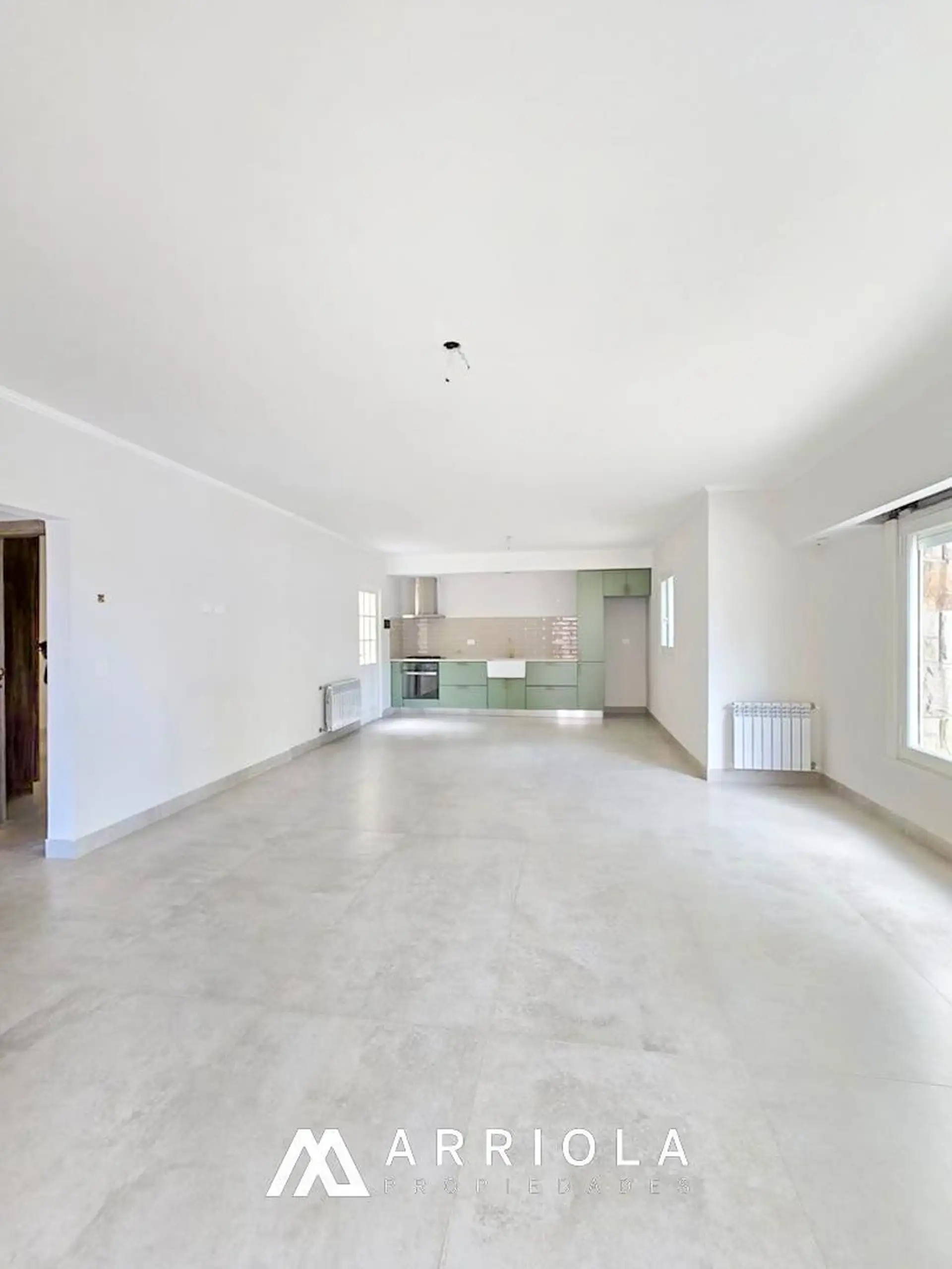 Casa 4 ambientes con garage quincho pasante. Hecha a nueva!