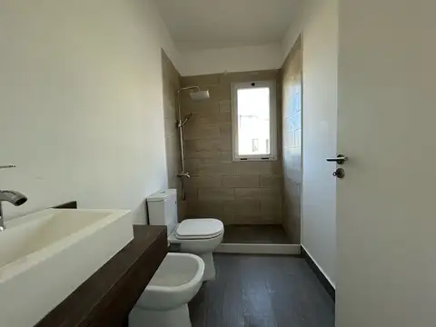 VENTA CON FINANCIACIÓN, Casa en Los Carpinchos, Nordelta. Suite en PB y Suite   3 Dormitorios en PA.