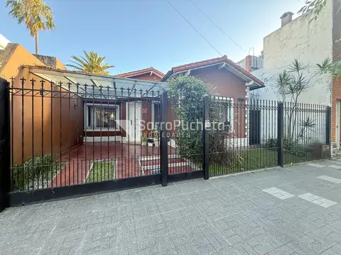 Venta Casa 3 ambientes con cochera y patio en Moron