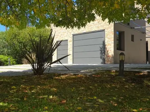 Casa 8 ambientes con 4 baños