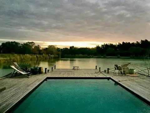 Casa en venta en Pilara sobre laguna en La Diligencia - URDAPILLETA PROPIEDADES