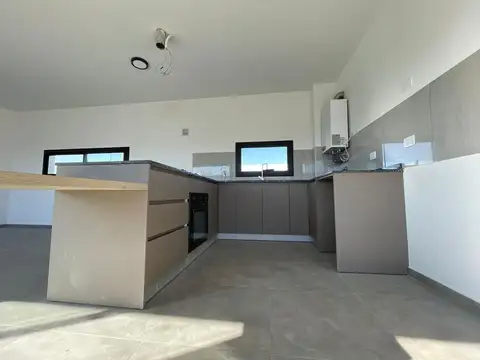 Casa en Venta con 4 cocheras