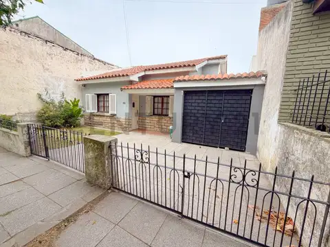 Venta casa 4 ambientes reciclada en interior con jardín, patio y garage – Mar de
