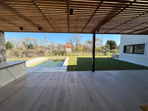 Casa en Venta con 2 cocheras