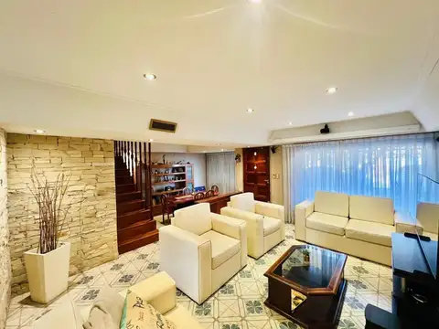 Casa en Venta con 2 cocheras