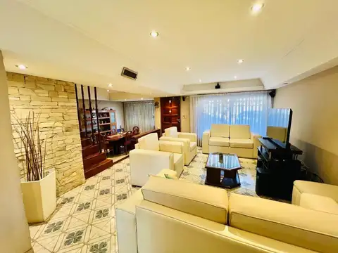 Casa 5 ambientes con 4 baños