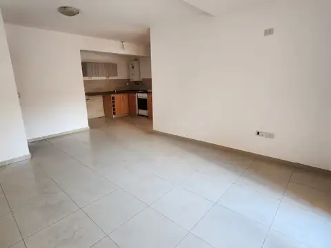 Departamento en alquiler PB con patio frente a Cañada