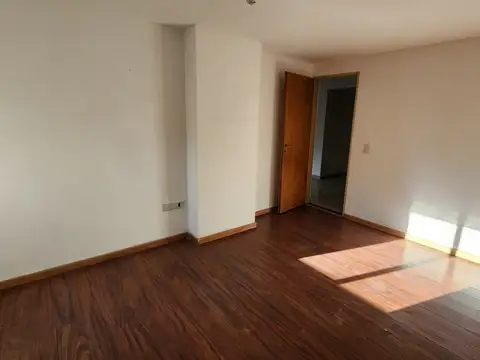 Departamento en alquiler PB con patio frente a Cañada