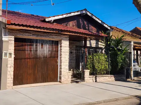 Casa en venta en Martinez con cochera y patio