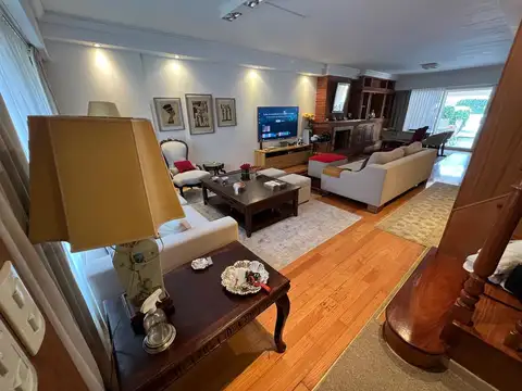 Casa en Alquiler con 3 cocheras
