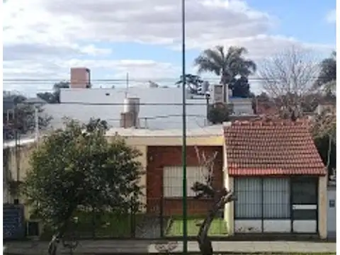 Casa Americana con Depto sobre Avenida