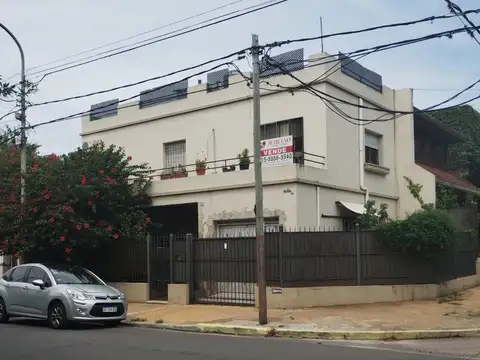CASA EN DOS PLANTAS CON TRES DORMITORIOS EN LO MEJOR DE QUILMES RESIDENCIAL.