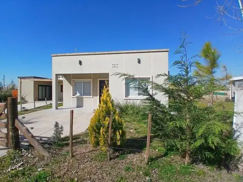 Casa AMUEBLADA, se entrega Llave en mano, en el barrio Domselaar Chico VENTA