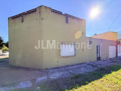 Casa 4 amb con cochera, patio y terraza (a refaccionar)