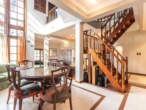 Casa en Venta con 3 cocheras