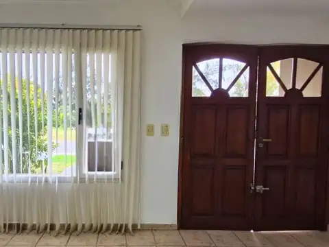 Casa en Alquiler con 1 cochera