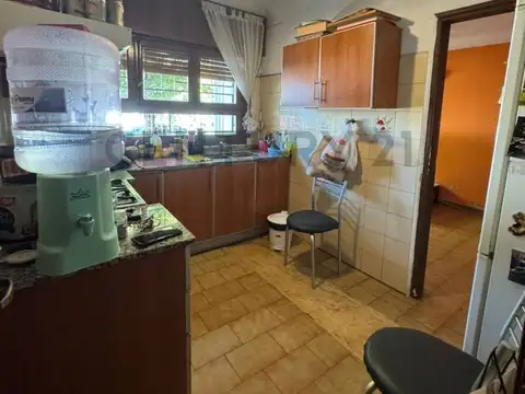 Casa 5 ambientes con 2 baños