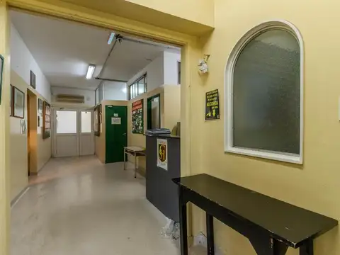 Oficina 15 ambientes con 5 baños