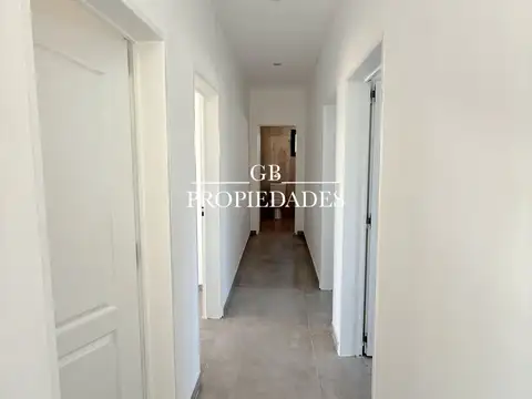 Casa en Alquiler con 3 cocheras
