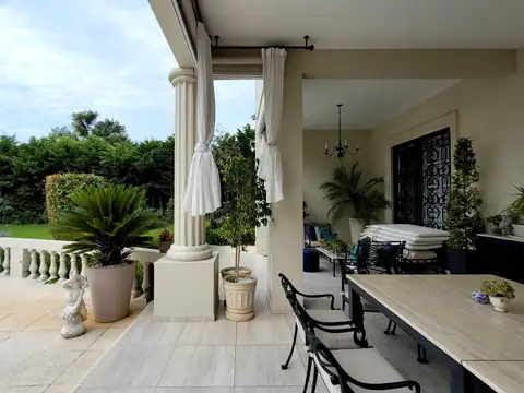 Casa 9 ambientes con 4 baños