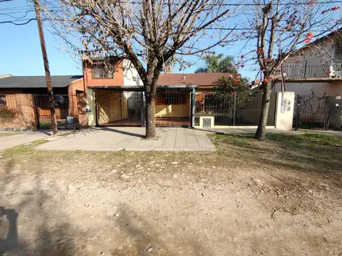 Casa en venta - 3 Dormitorios 1 Baño - Cocheras - 263Mts2 - Alcorta, Moreno