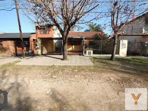 Casa en venta - 3 Dormitorios 1 Baño - Cocheras - 263Mts2 - Alcorta, Moreno