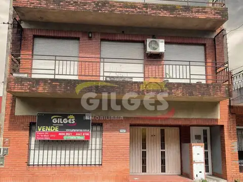 VENTA CASA 4 AMB  EN 2 PLANTAS   EN CIUDADELA  AL FTE C/ BALCON Y COCHERA