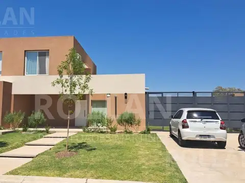 Casa alquiler anual 2 plantas,  3 amb. con pileta. SIN EXPENSAS