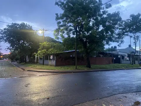 VENDO 3 CASAS EN TERRENO EN ESQUINA - POSADAS MNES