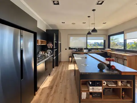 Casa 4 ambientes con 4 baños