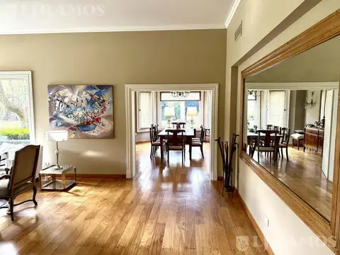 Casa 13 ambientes con 4 baños