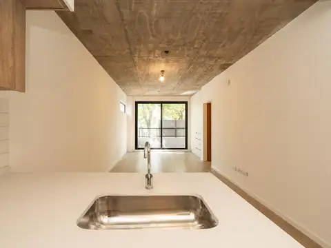 VENTA EN POZO, DEPARTAMENTO 2 AMBIENTES, CON ESCRITORIO, BALCON Y PARRILLA EN COGHLAN