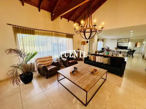 Casa en Alquiler con 2 cocheras