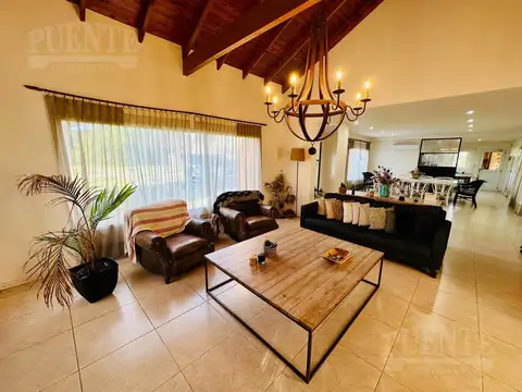 Casa en Alquiler con 2 cocheras