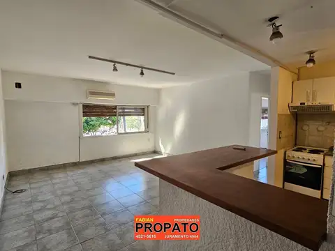 Amplio depto de 3 ambientes todo al frente en un 1° piso por escalera, baño completo y toilette 